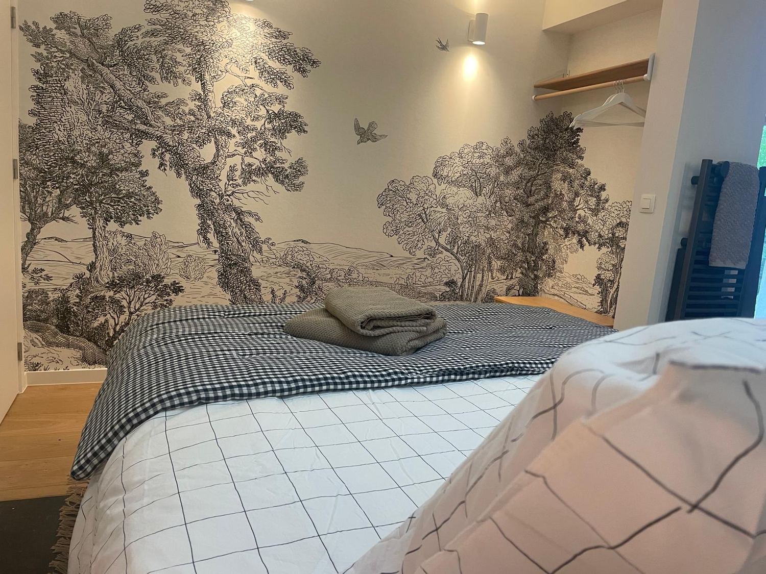 Une chambre au papier peint paysage