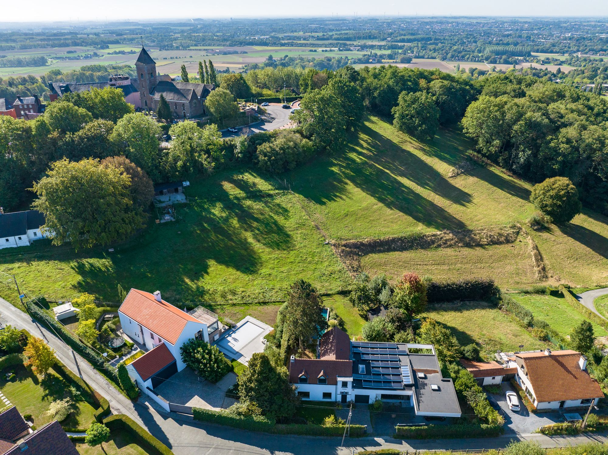 La colline et son clocher, au-dessus des prairies