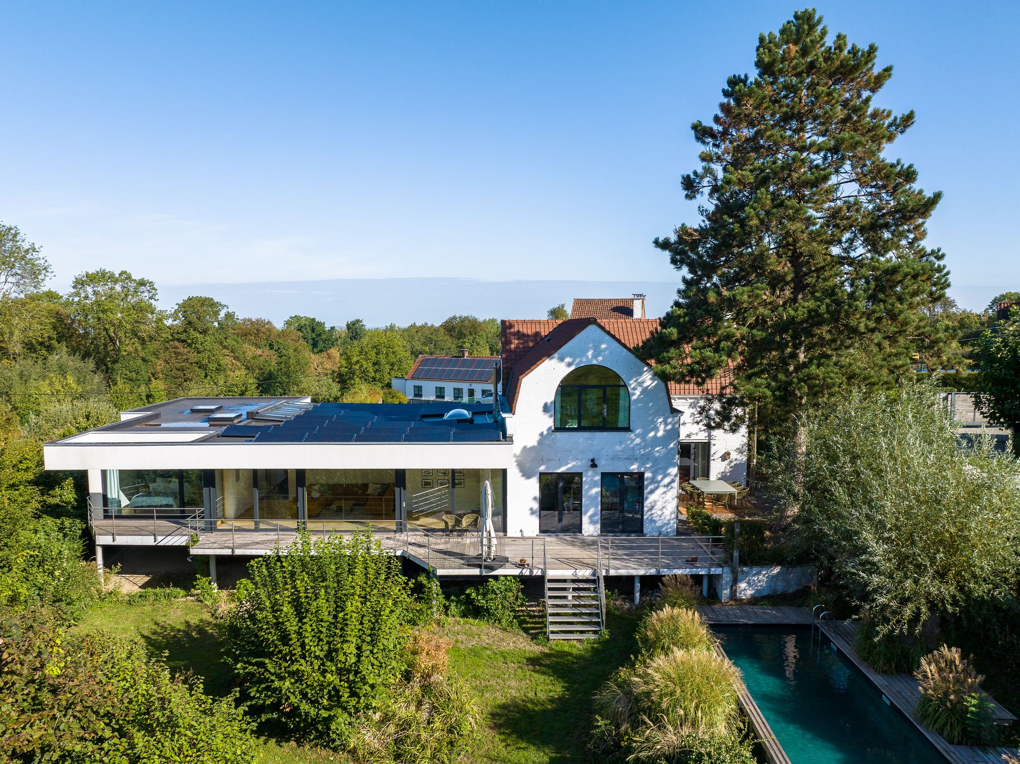 La Maison Saint O’ vue du ciel, avec sa piscine naturelle et son jardin