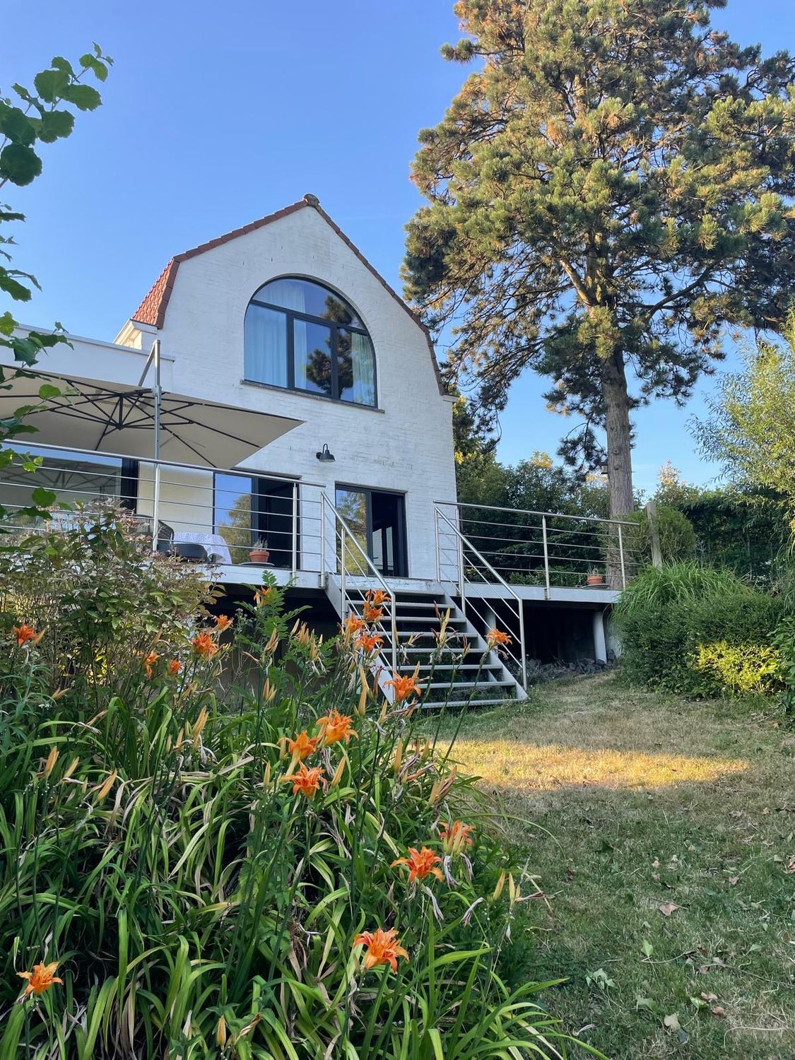 La façade et son jardin fleuri