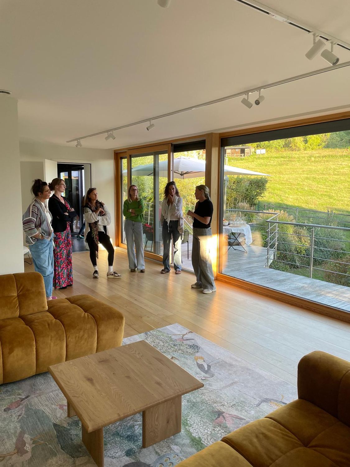 Un groupe en visite dans le grand salon